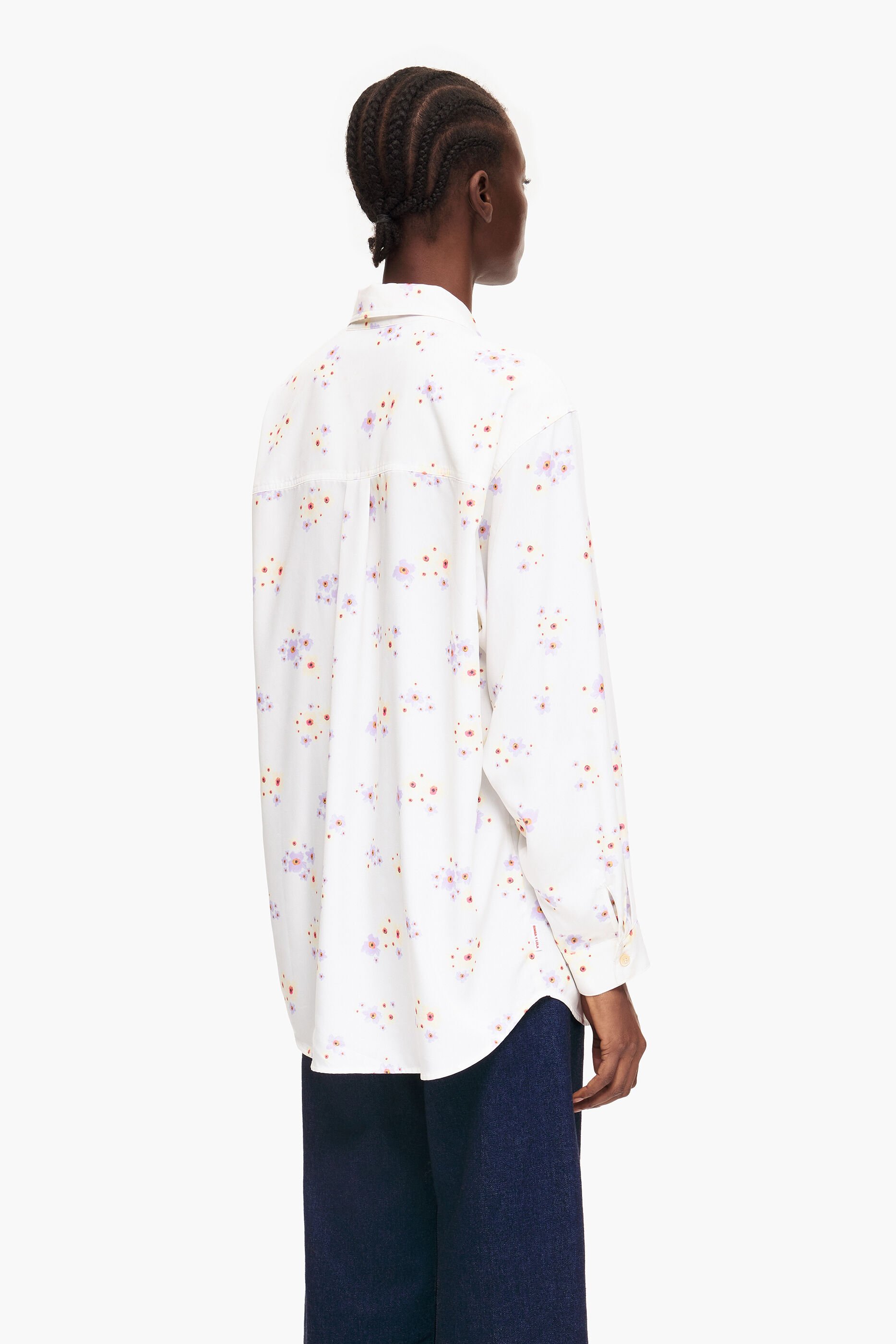 Camisa fluida off-white com estampa de flores em acrílico.