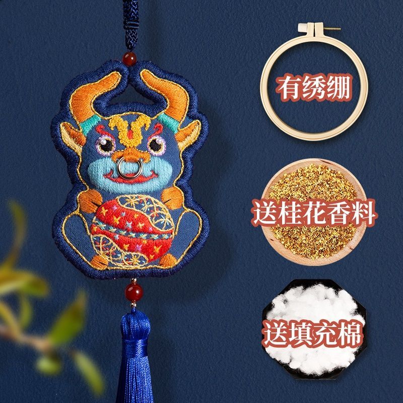 Embroidery Kingdom - DIY borduurpakket met koeienamulet