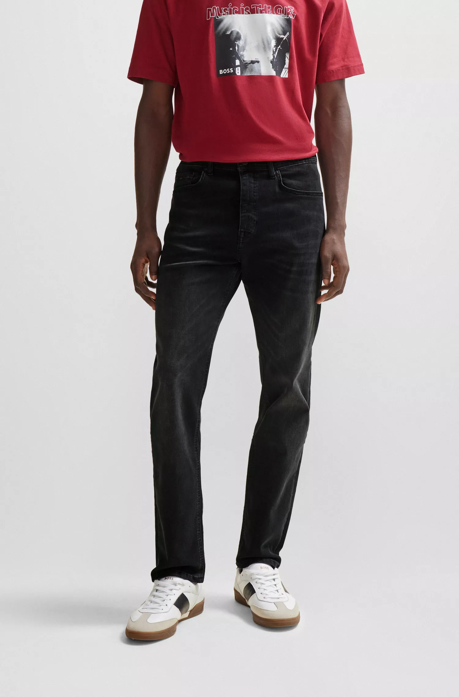 Calça jeans BOSS laranja, corte afunilado, em denim preto super elástico.