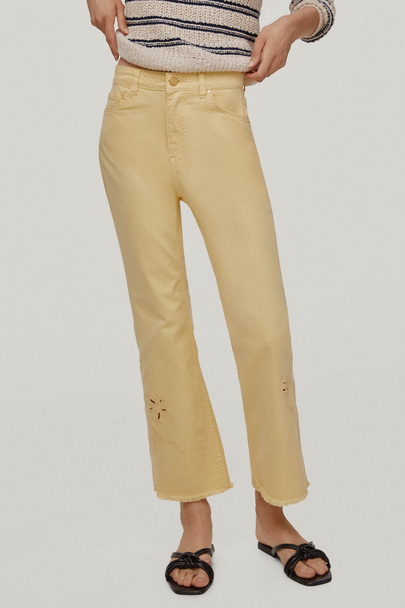 Calça jeans cropped flare com 5 bolsos bordados - Amarela