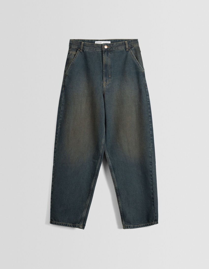 calça jeans estilo skater com efeito desbotado