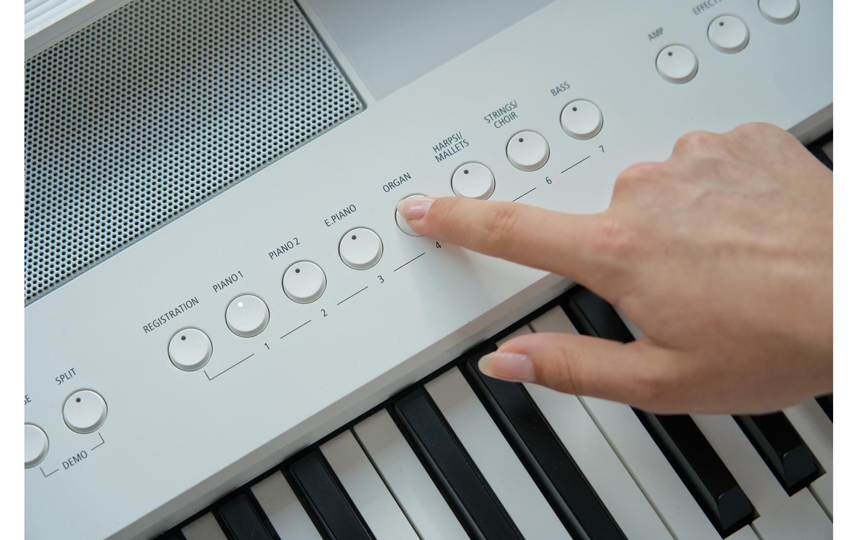 E-Piano ES-520 – Weiss<br>Digitalpiano mit Bluetooth-MIDI-Konnektivität und integrierten Lern- und Aufnahmefunktionen