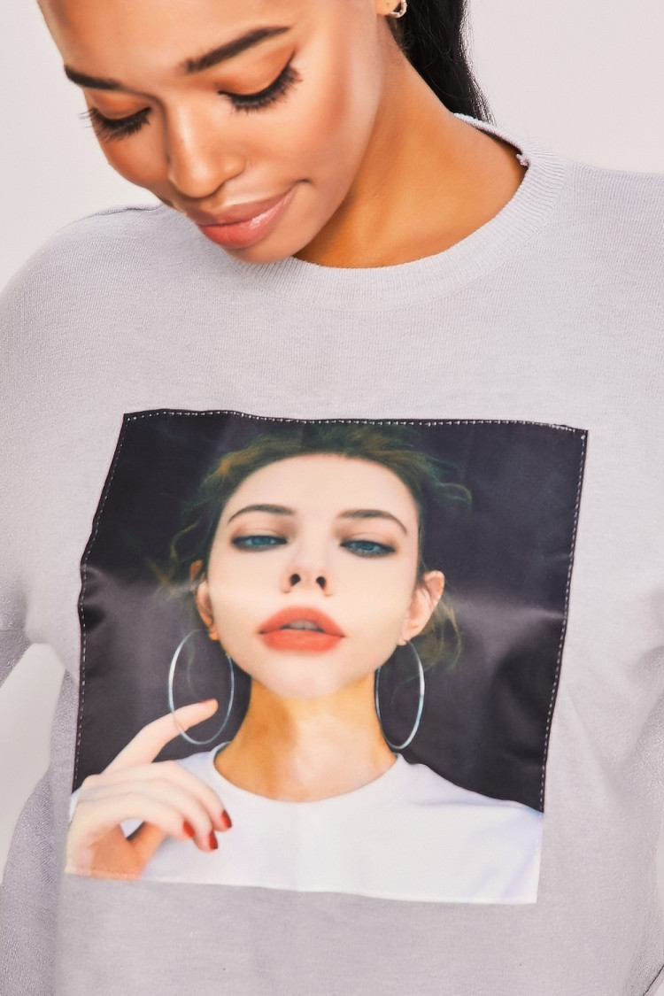 Pull gris tête de femme