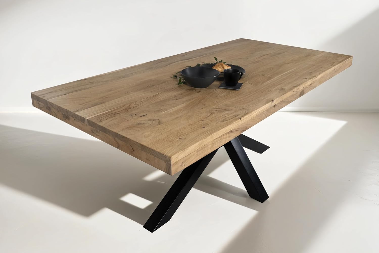 SAM Esstisch 220 x 100 cm Rio, Esszimmertisch naturfarben, Akazienholz massiv, Spider-Gestell aus Metall Schwarz, gerade Kanten