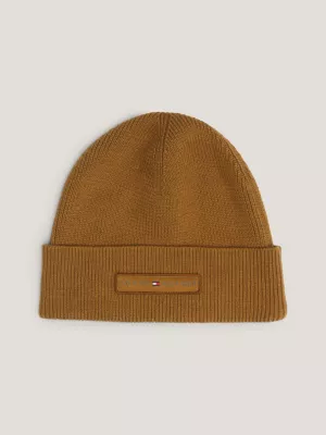 Gorro de malha canelada com patch de logotipo tonal