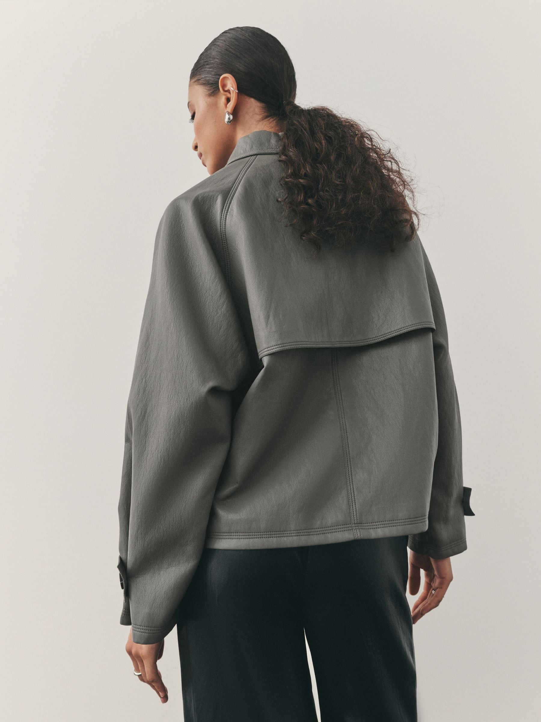 Olijfgroen - Nothing Ordinary Faux Leather Short Trench Jacket