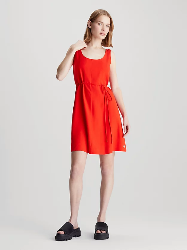 Vestido de sarja macia com nó na cintura.