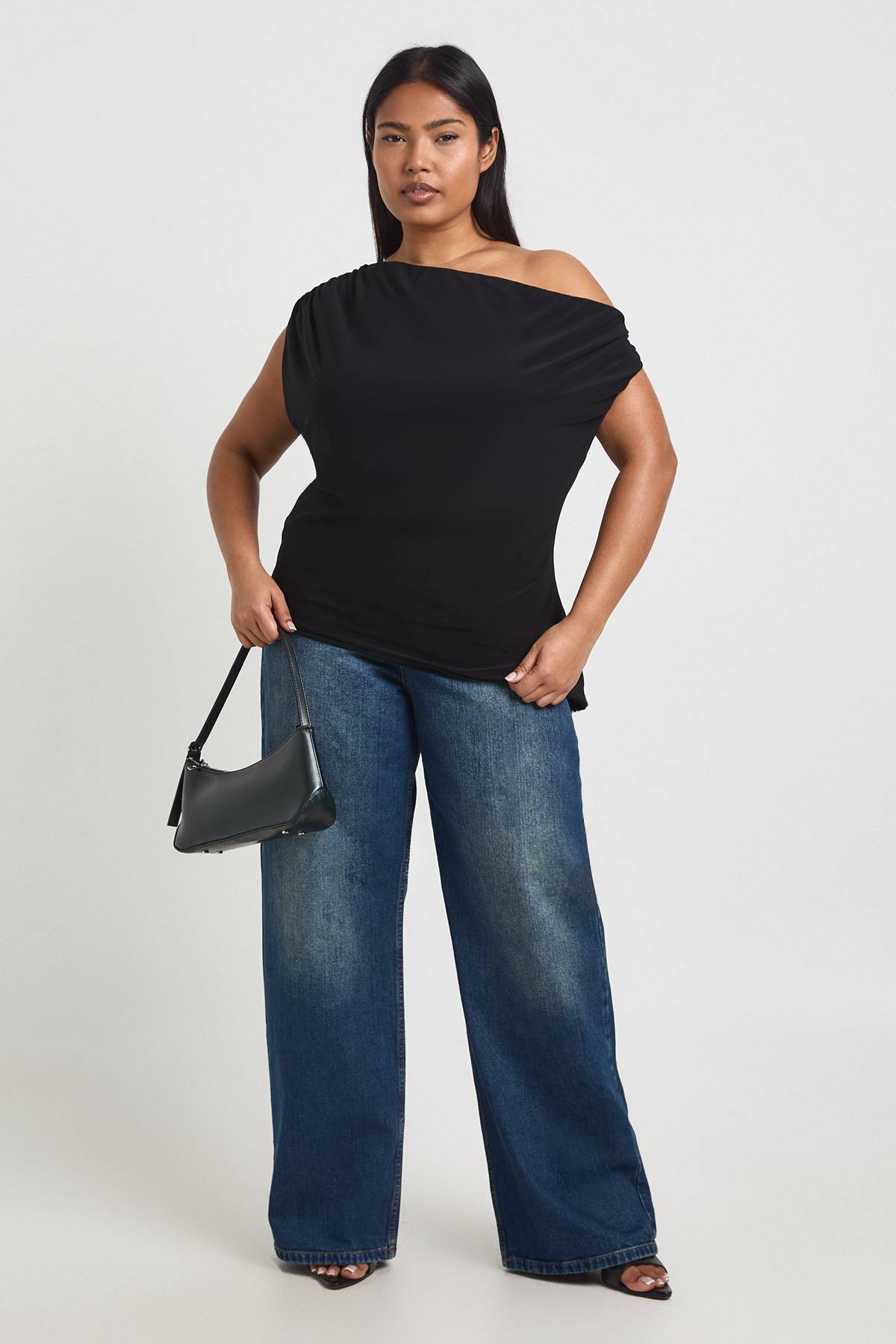boohoo Haut Grande Taille Asymétrique à Épaules Dénudées