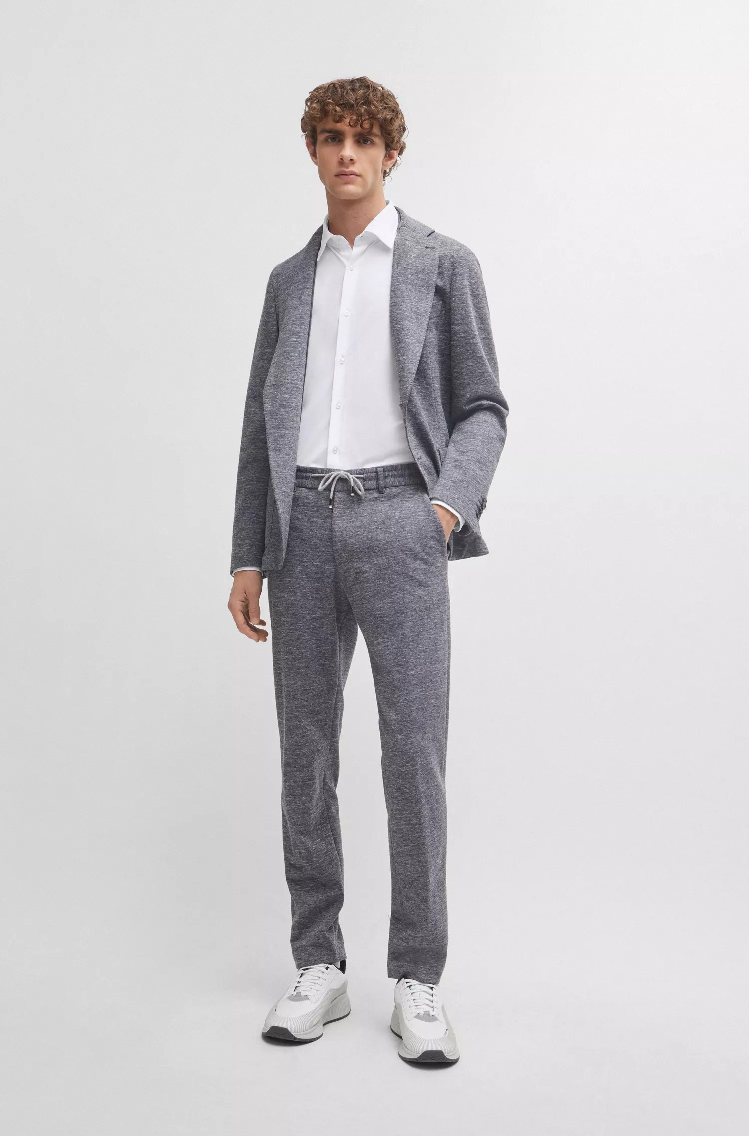 Camisa BOSS preta de corte slim em malha micro-dobby de alta performance com elasticidade.