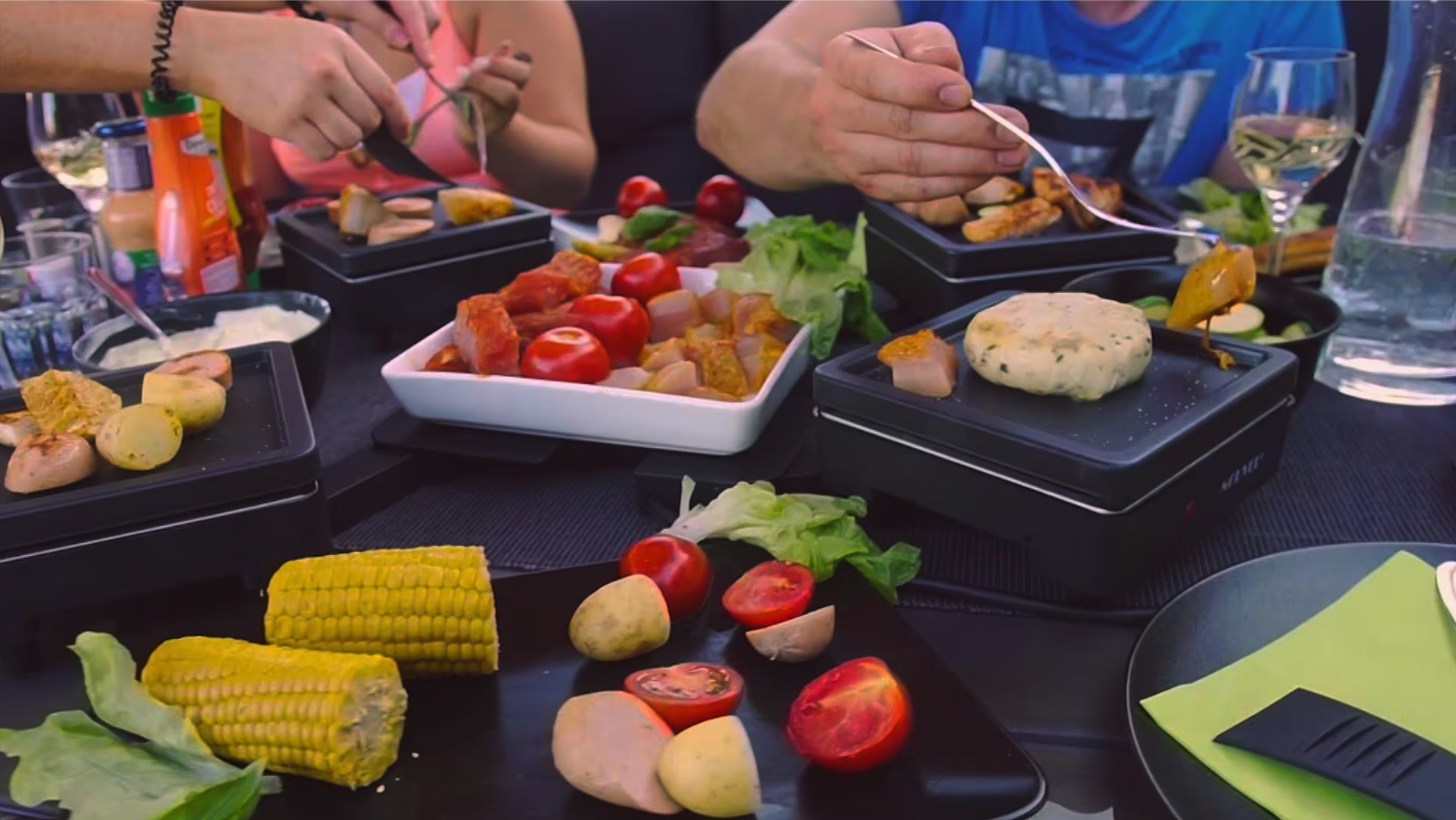 Gourmet Star Tischgrill mit 4 schwenkbaren Kochfeldern   Keramik Schale (402972)