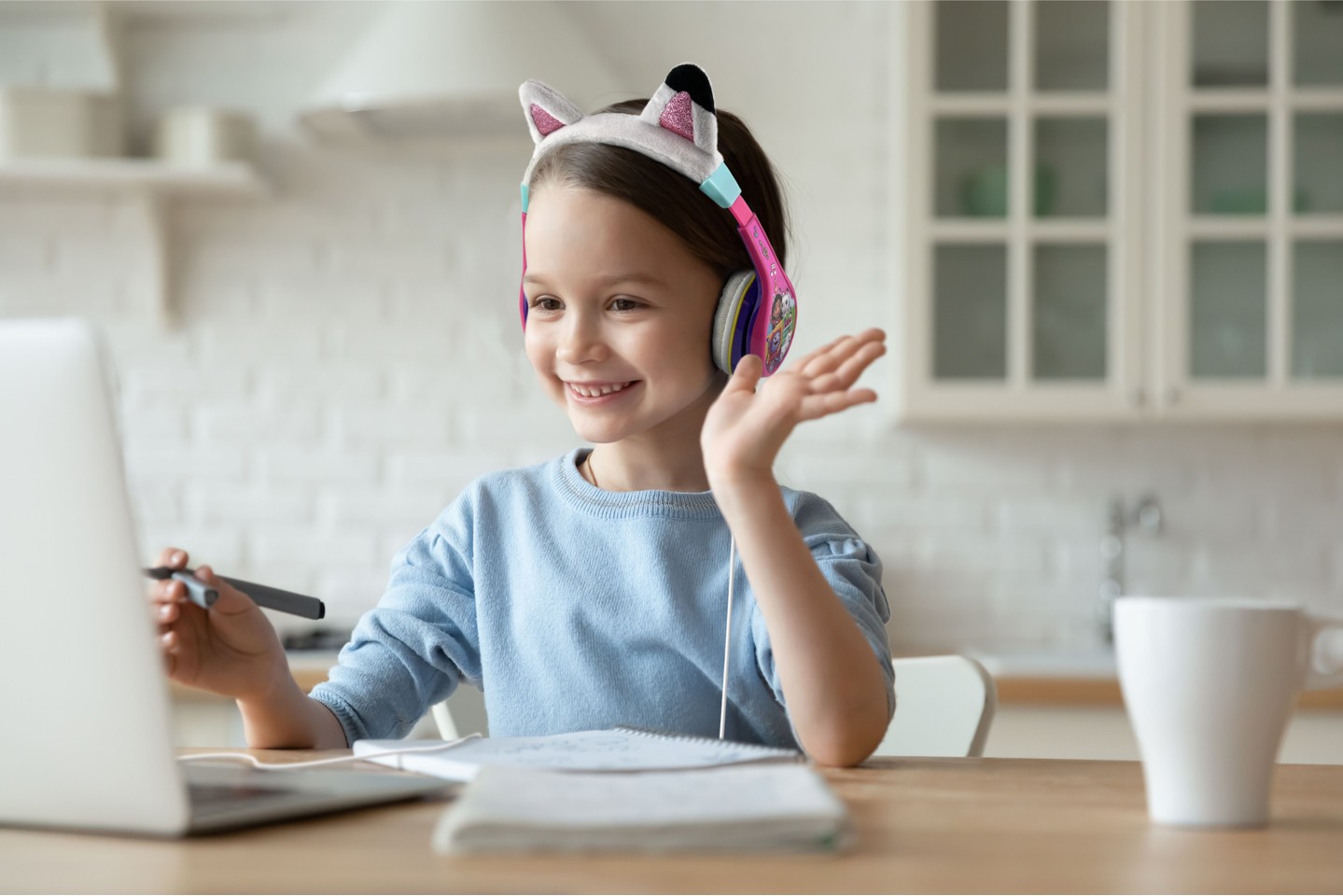 eKids - Disney Gabbys Dollhouse hovedtelefoner til børn med lydstyrkekontrol for at beskytte hørelsen