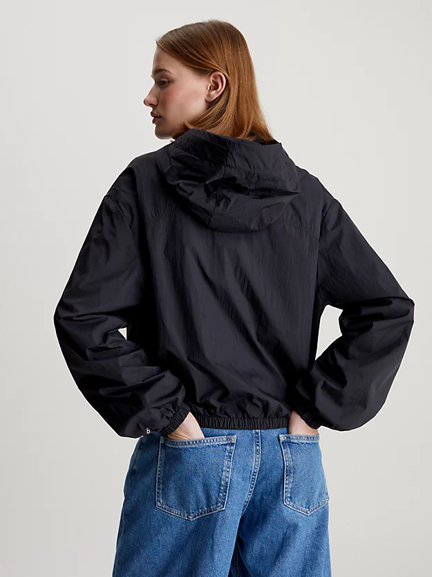 Jaqueta corta-vento de nylon texturizado com modelagem relaxada