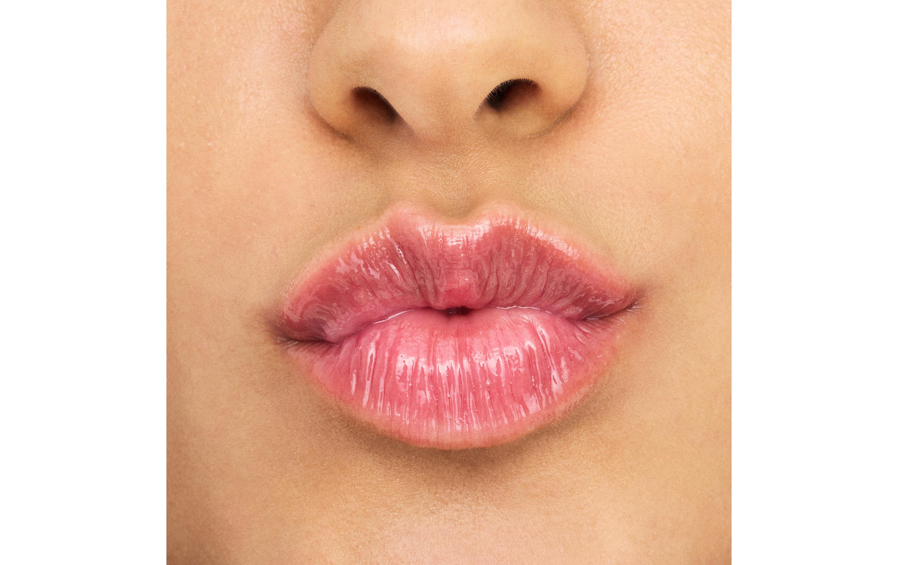 Lip Booster Hydra Kiss 06 Cranberry Is BackPflegendes Lippenöl in einem transparenten Farbton mit einem Hauch von Rosa