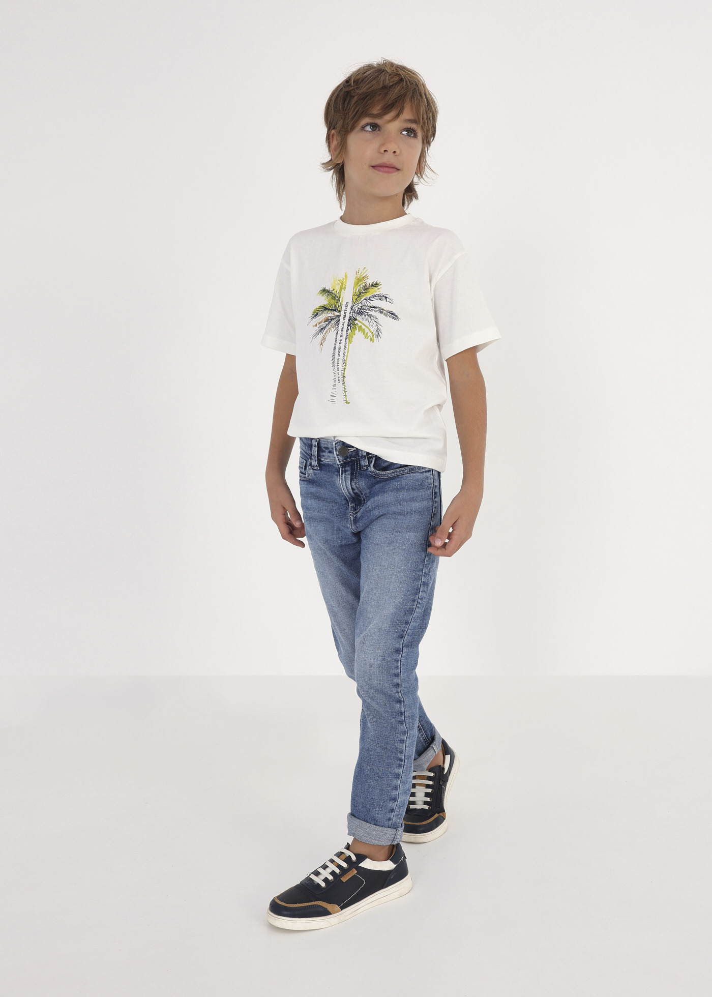 Camiseta infantil com estampa sustentável em algodão.