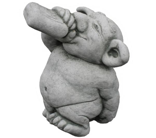 Denscho Stein-Troll trinkt Rum