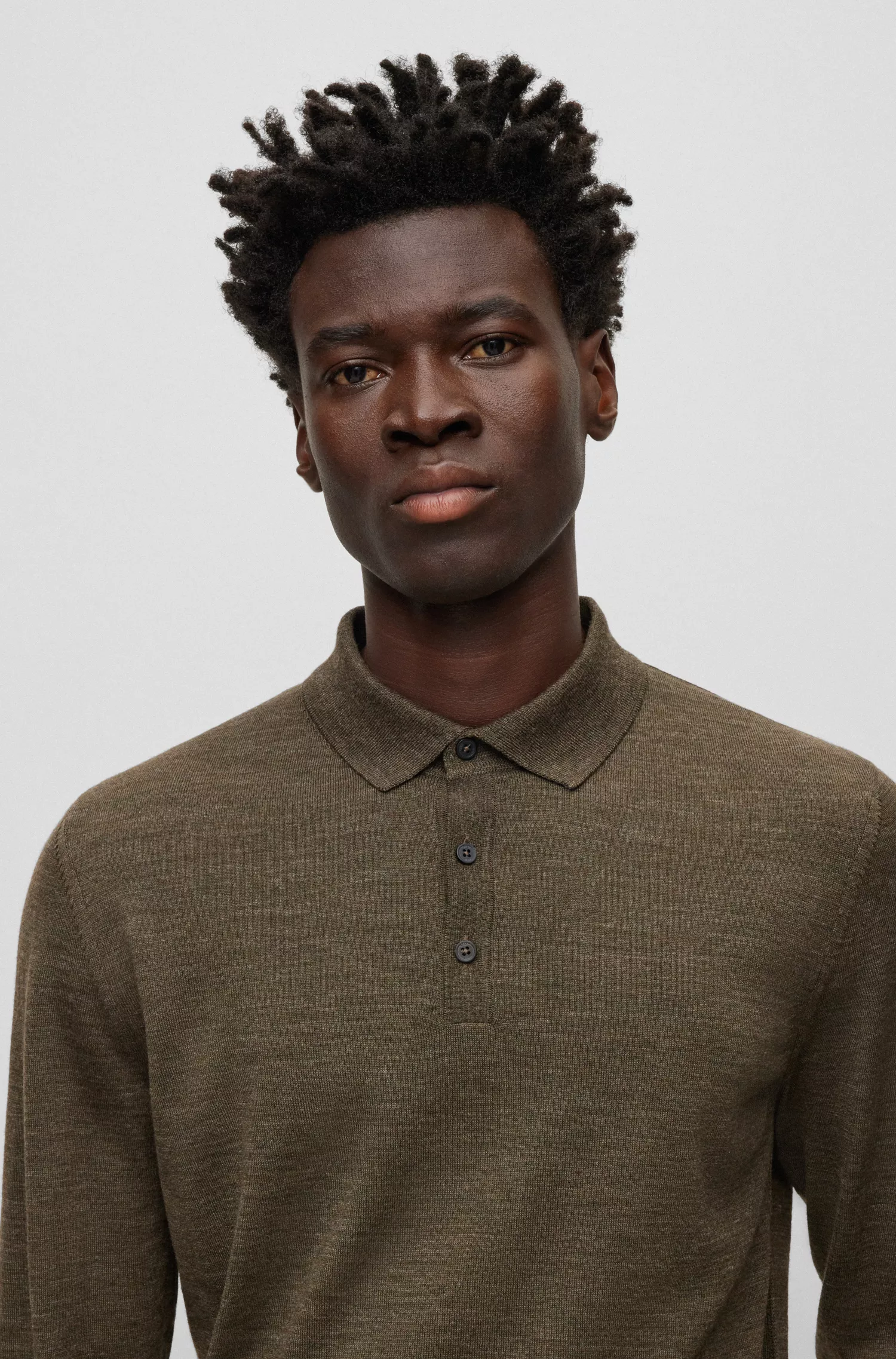 Suéter BOSS preto de corte slim, confeccionado em lã sustentável, com gola polo.