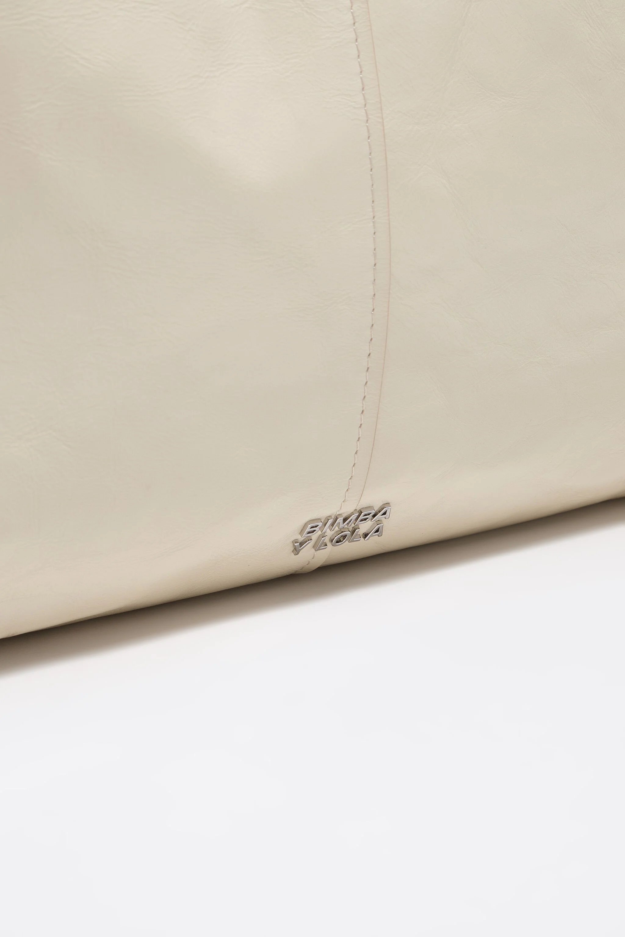 Bolsa maxi shopper em couro brilhante creme