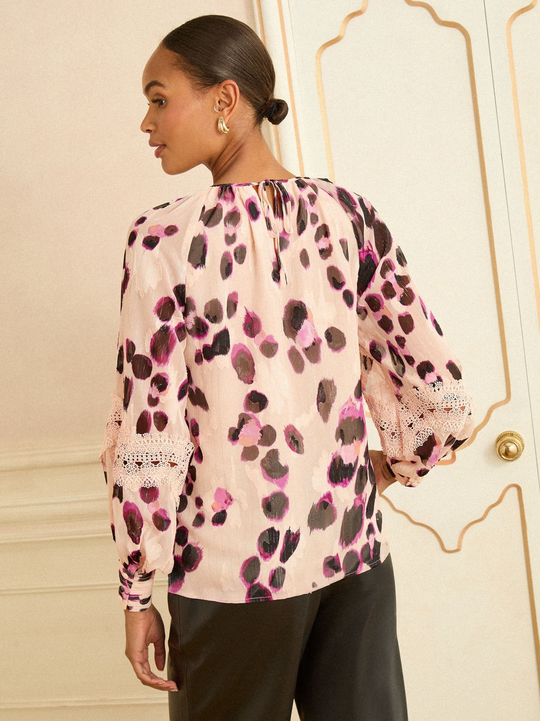 Wit ecru met dierenprint - Love & Roses blouse met lange mouwen en kanten manchetten