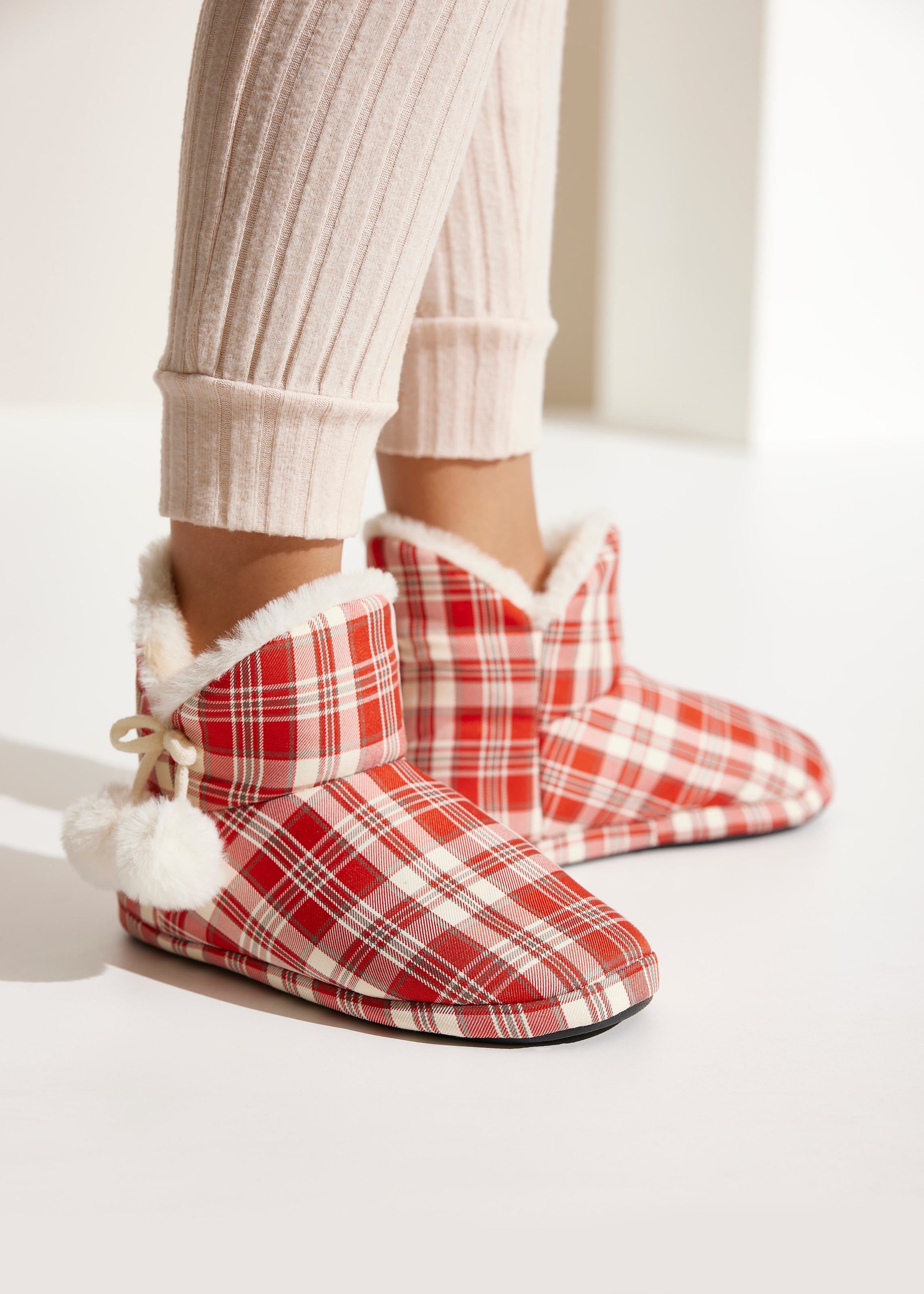 Vivance Hausschuh  mit Bommelverzierung, Pantolette, Pantoffel, Plüsch Hausschuhe VEGAN