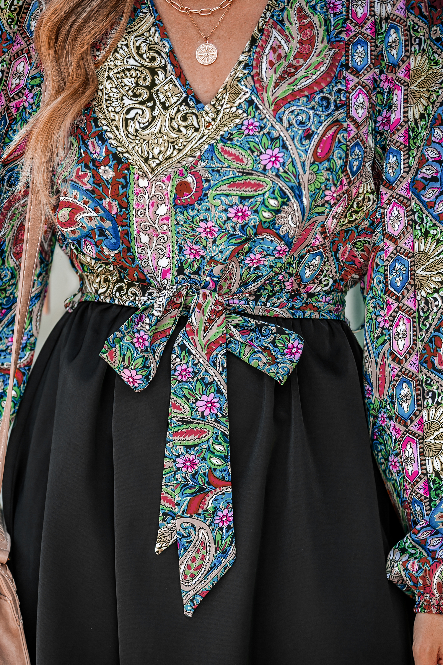 Robe avec col en V et ceinture à imprimé paisley