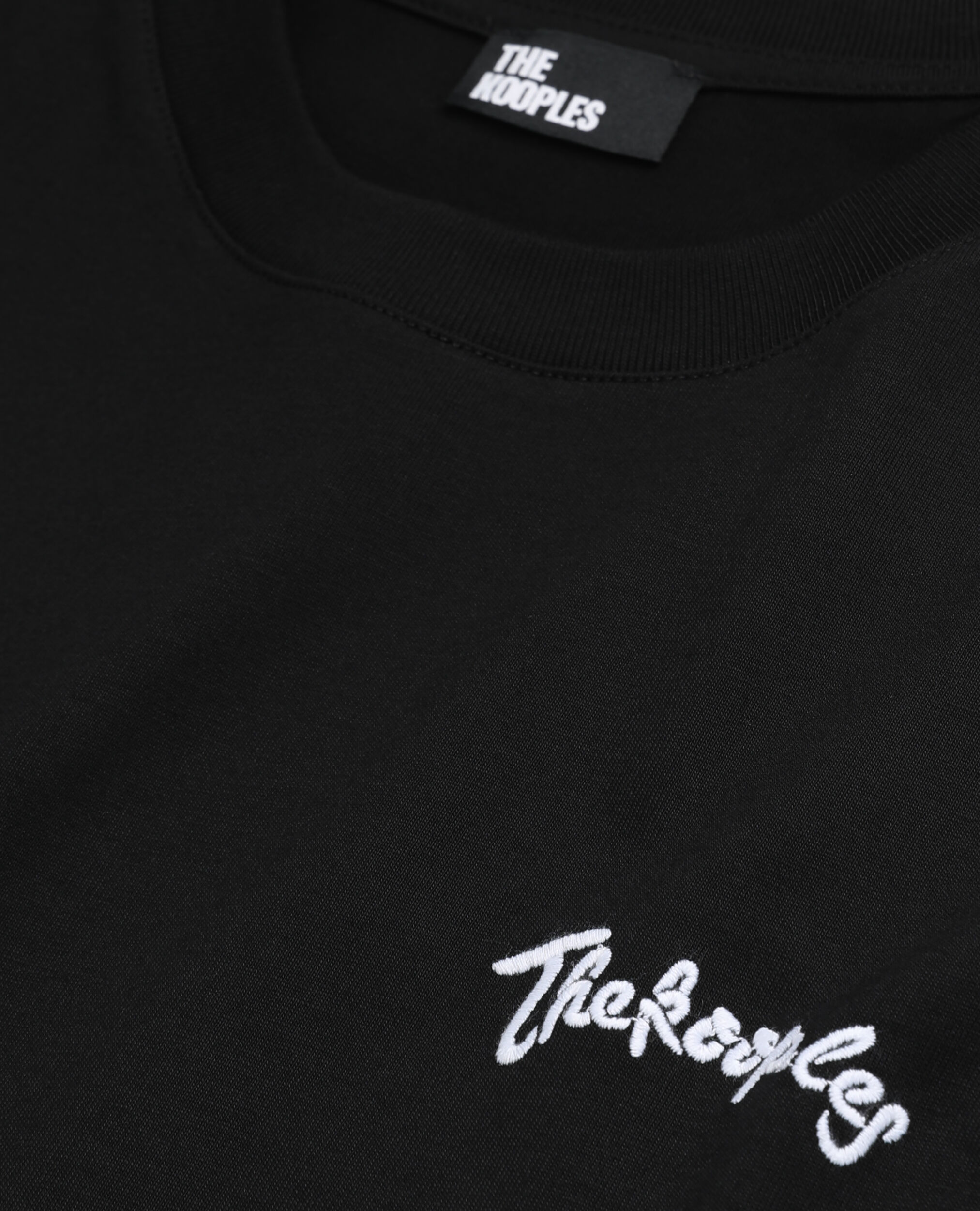 T-shirt noir avec broderies