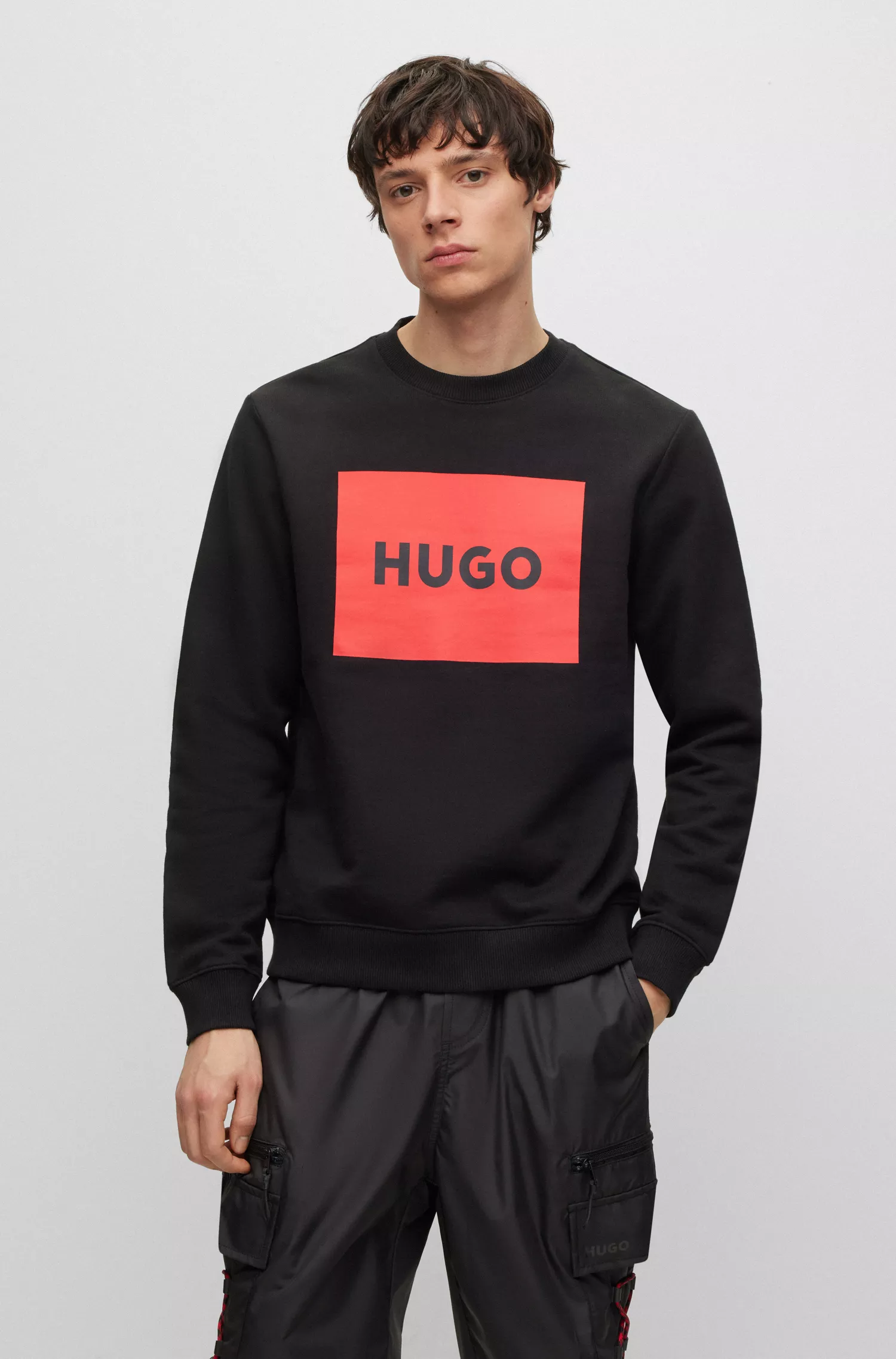 Moletom HUGO vermelho em algodão felpudo com detalhe do logotipo