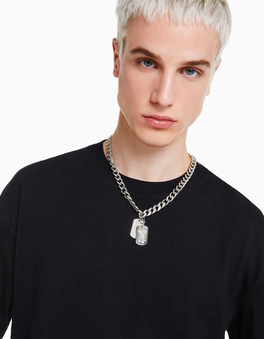 Colar com etiqueta BERSHKA ft. BIZARRAP