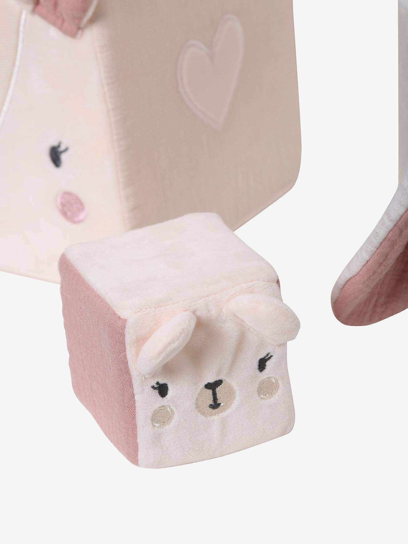 Cubos de tecido liso bege médio com estampas.