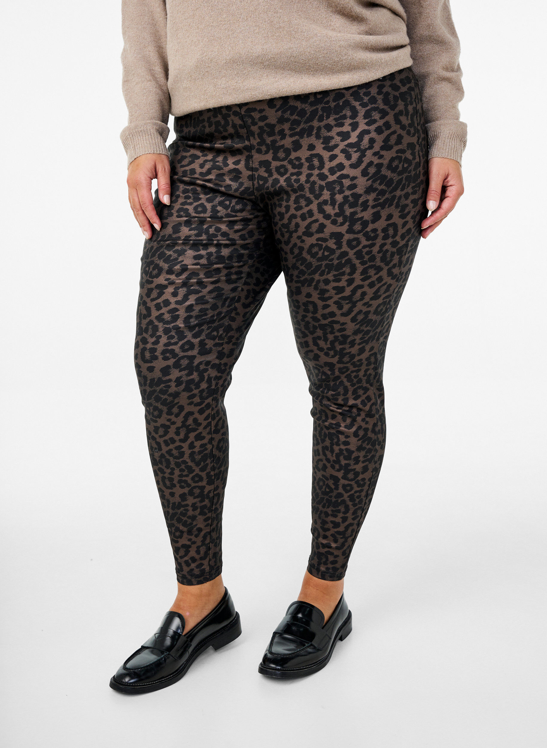 Coatede leggings med leoprint og cropped længde