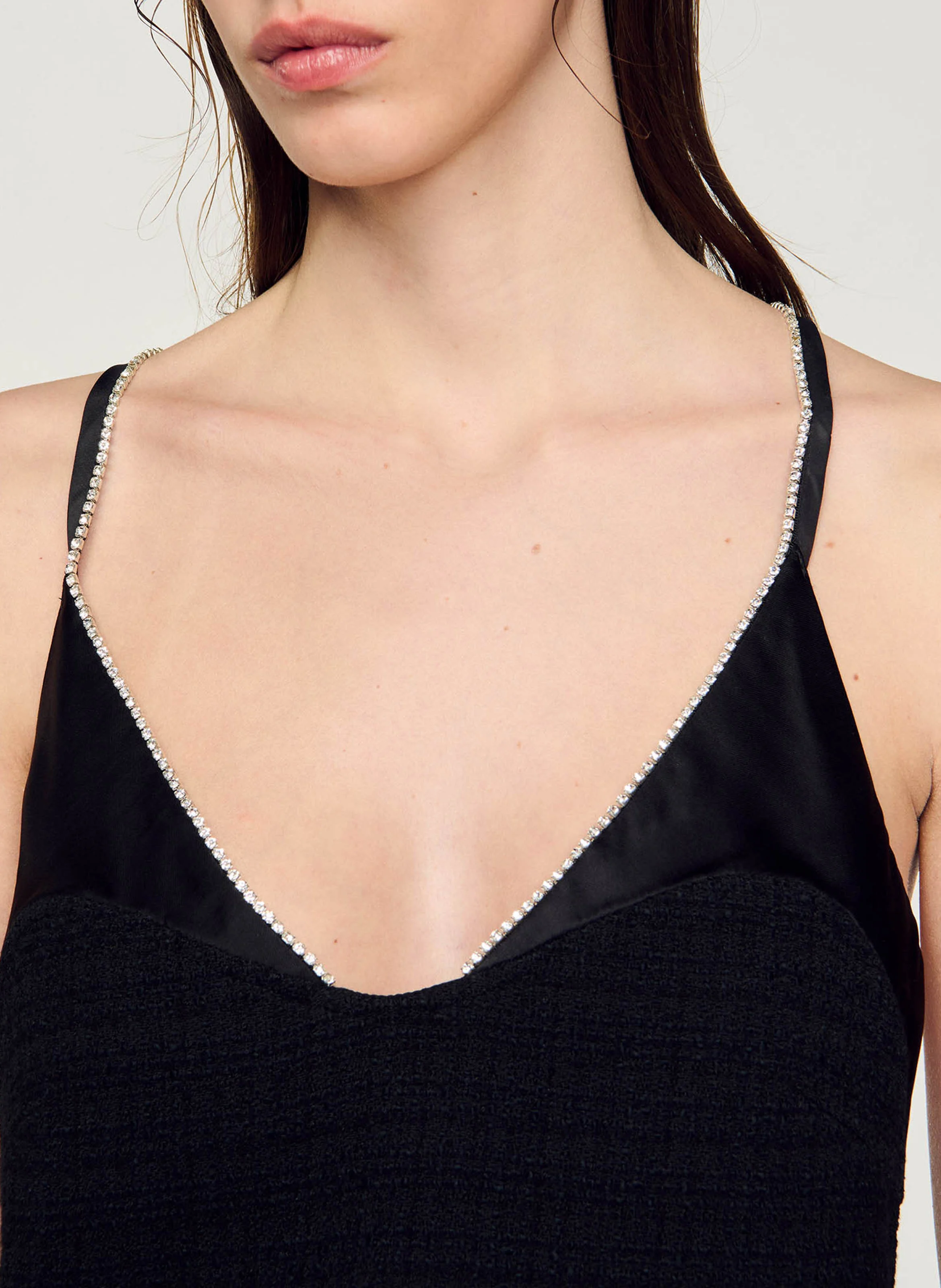 Robe courte col V à bretelles strassées | Noir
