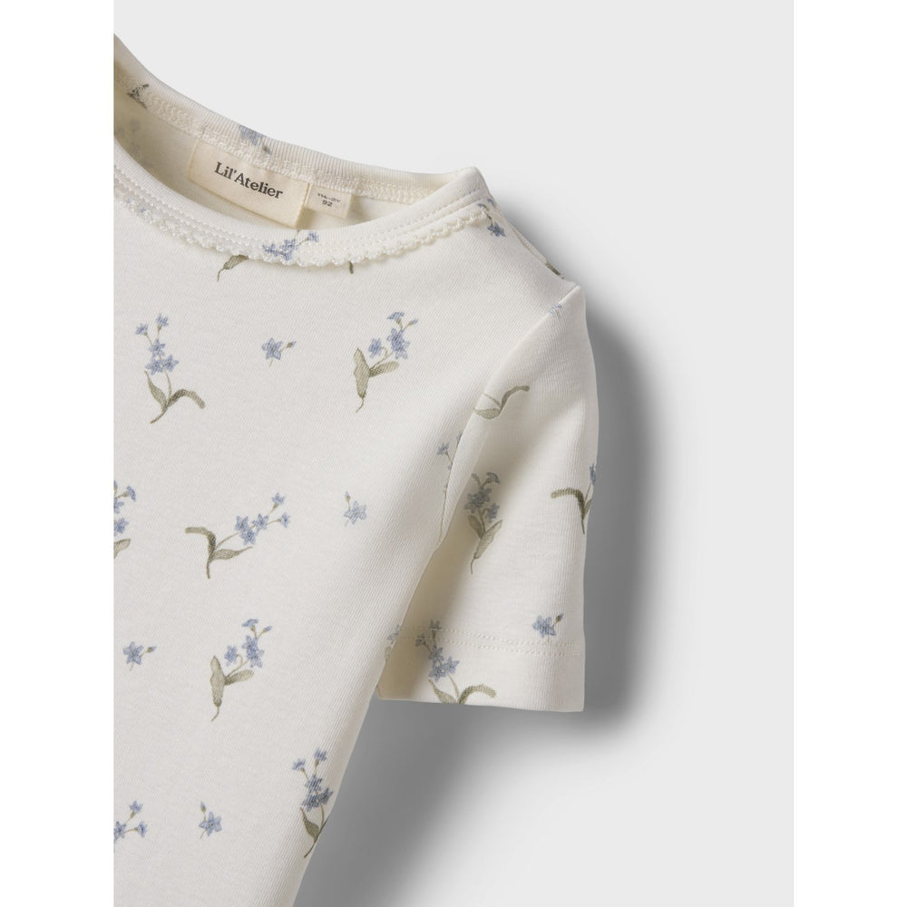 Køb Lil'Atelier Coconut Milk Forget Me Not Gayo Sig Slim T-Shirt