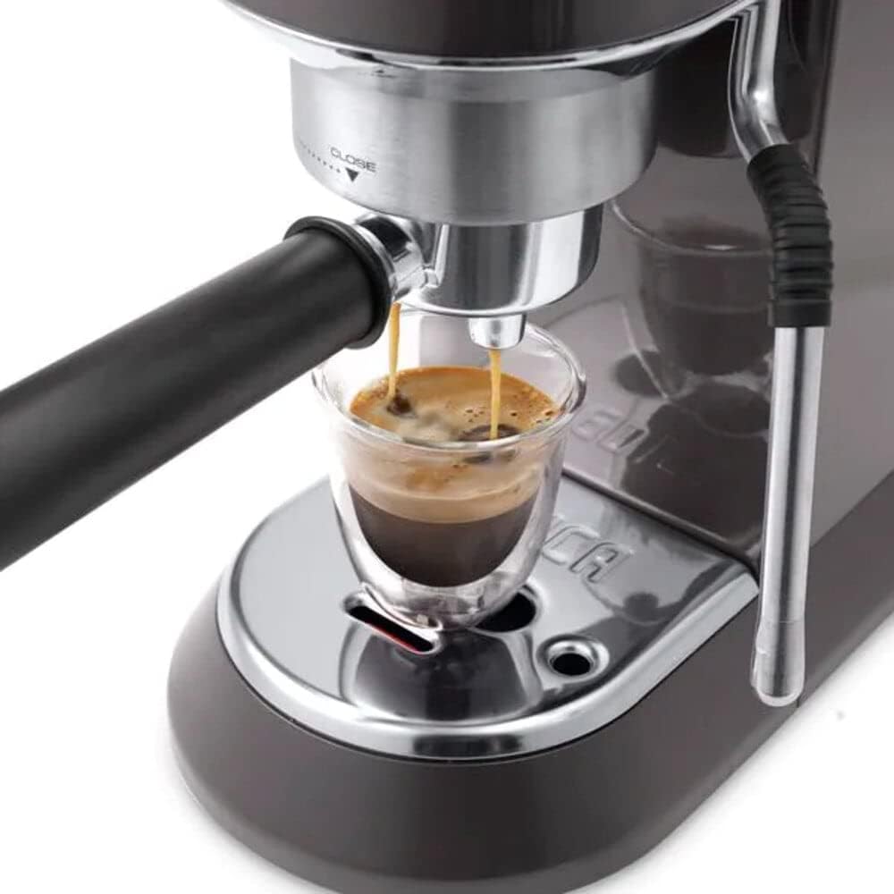 De'Longhi Dedica Arte EC885.M, Traditionelle Siebträgermaschine, Manuelle Kaffeemaschine mit MyLatteArt Dampfstab, Kompakt, 15 cm Breite, Passend für Tassen bis 13 cm, E.S.E. Kompatibel, Metall