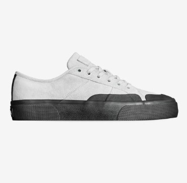 Globe Surplus Undyed Black 7.5