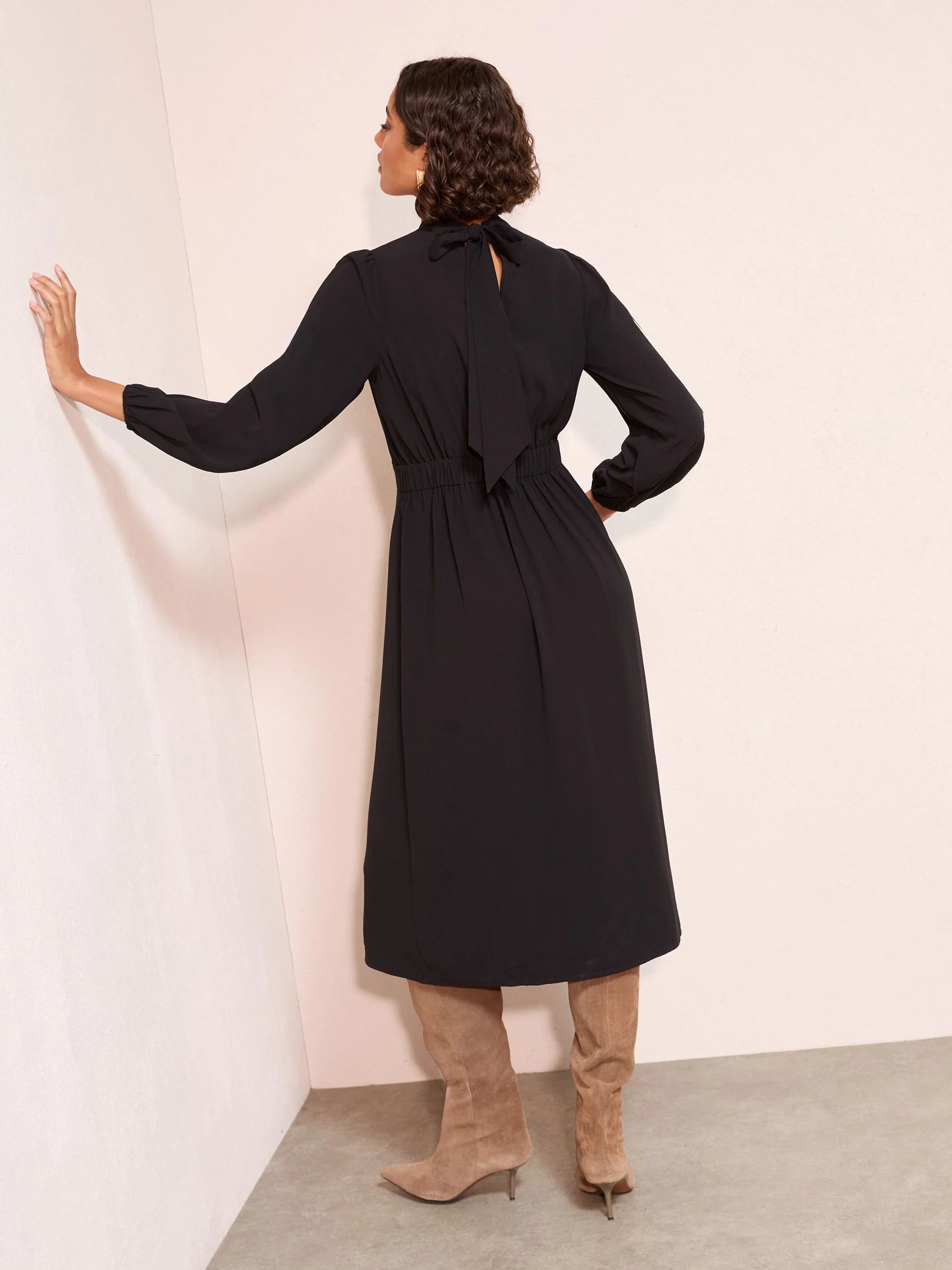 Zwart - Friends Like These Midi-jurk met opstaande kraag en lange mouwen en strikdetail