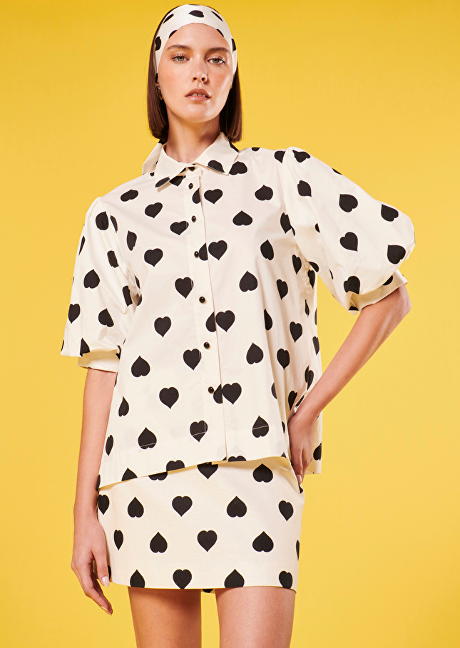 Chemise Calypsoécrue à motif coeur noir en popeline