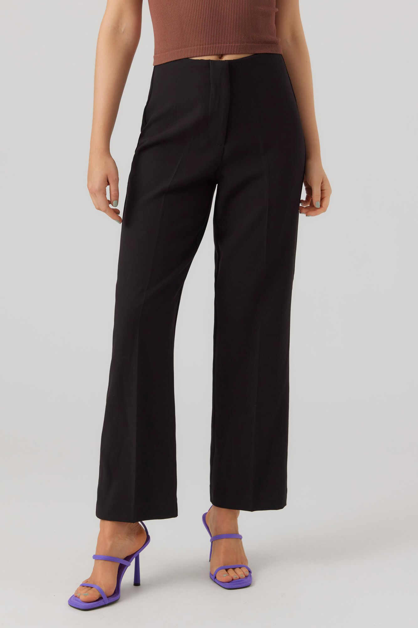 Calça feminina de cintura alta e corte reto - Preta