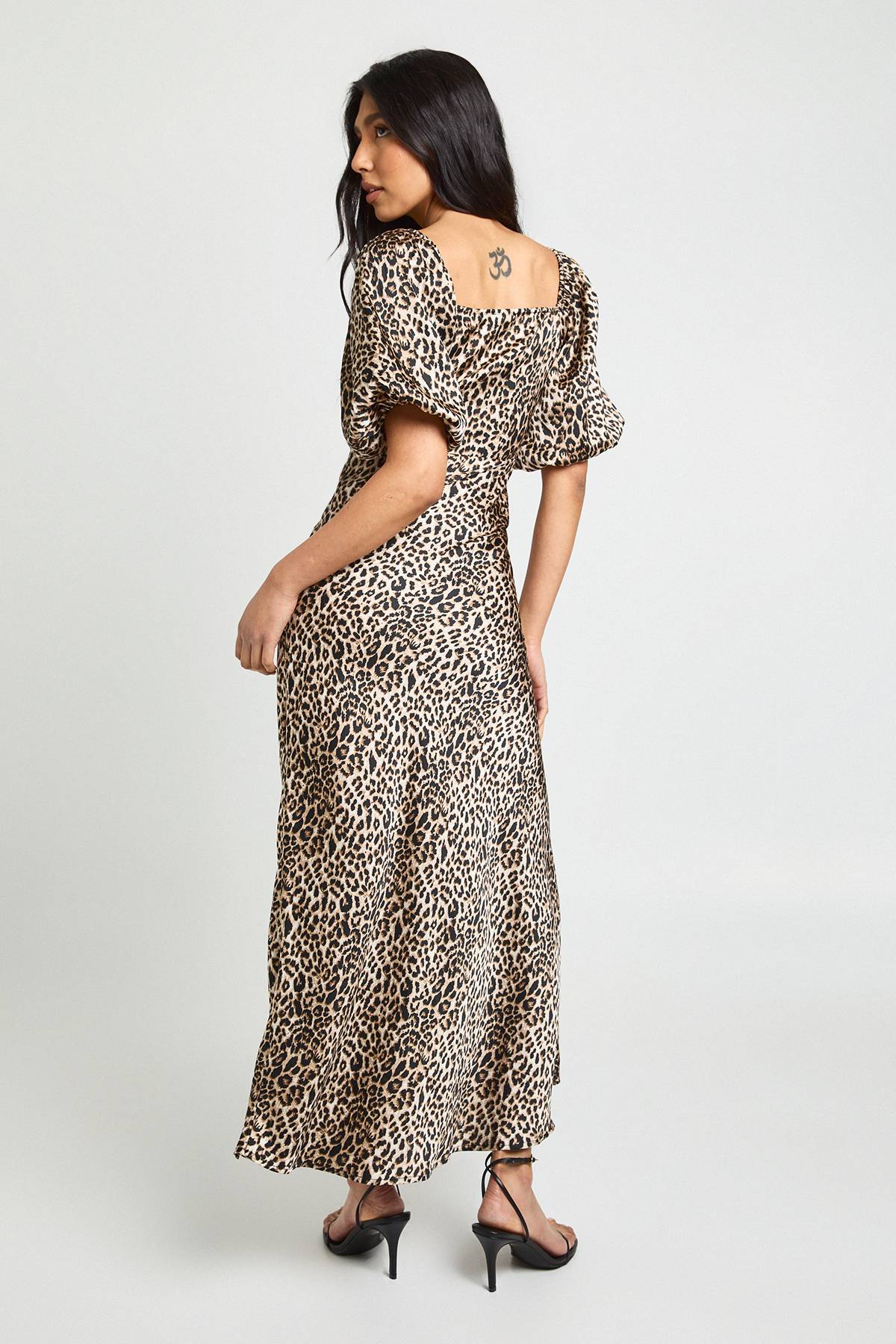 boohoo Robe Mi-longue À Manches Bouffantes Imprimé Léopard Pour Grande Taille