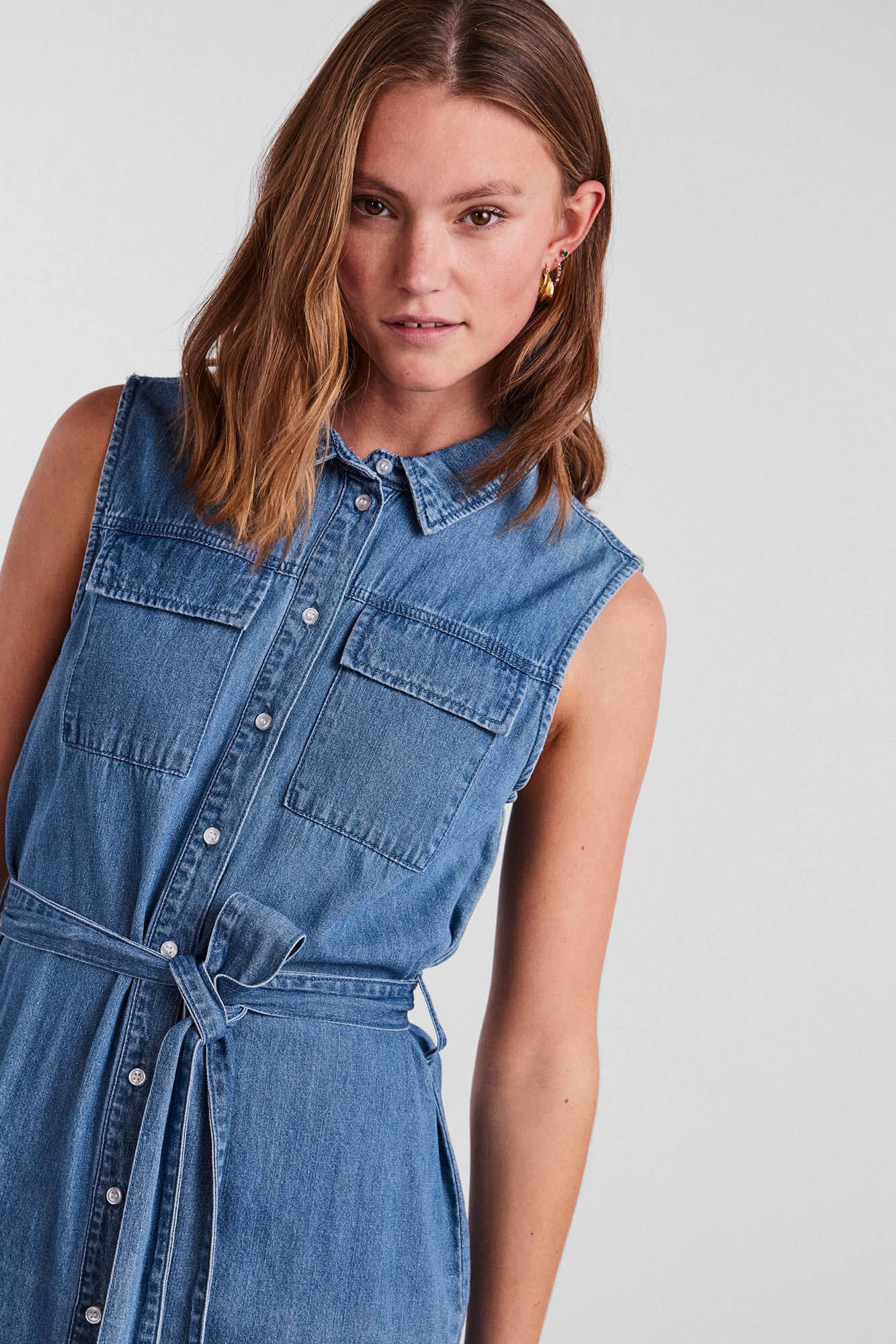 Vestido midi com alças.