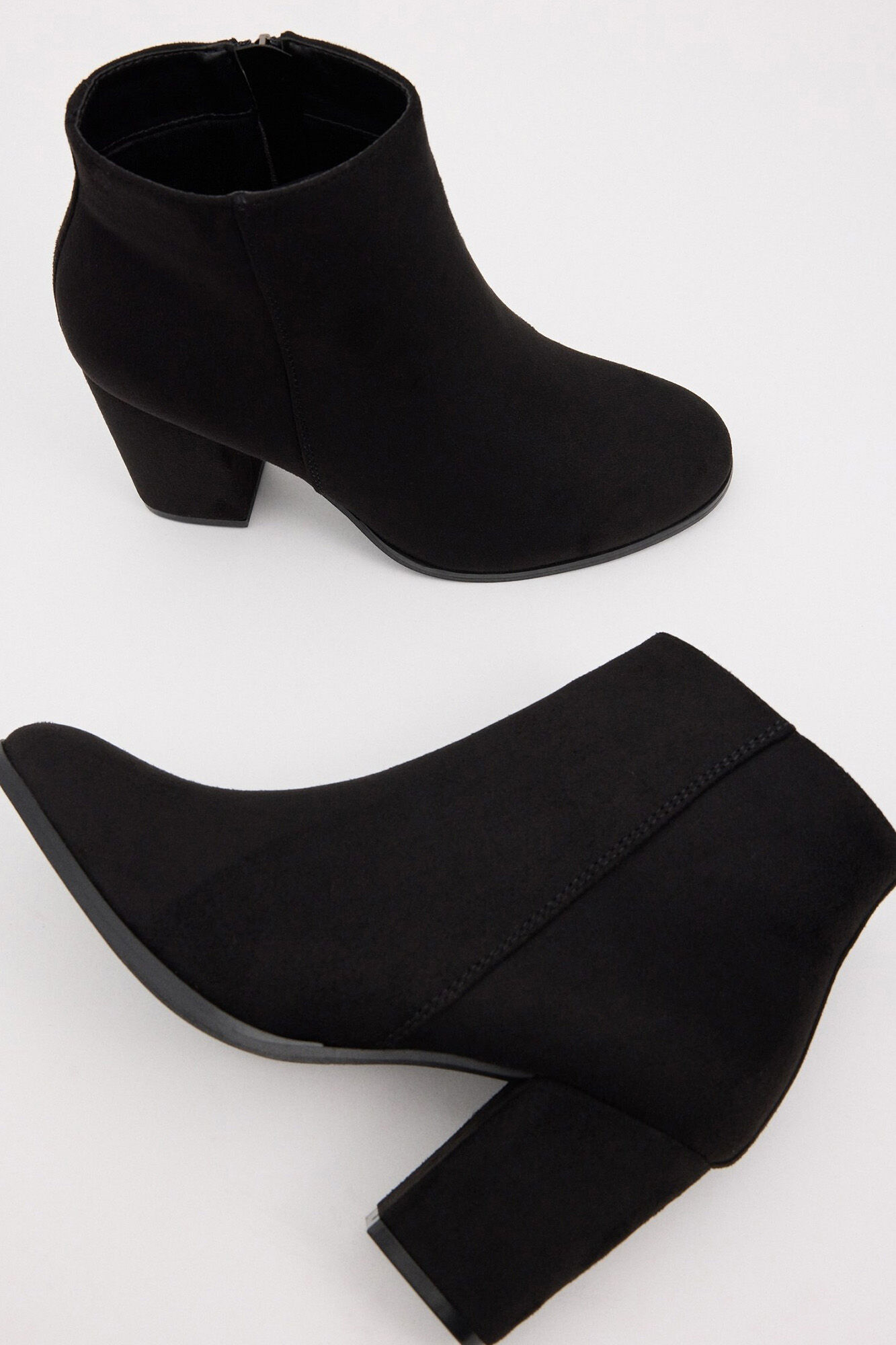 Bota básica de cano curto com salto de 8 cm