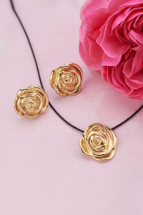 Vintage statement studs roos