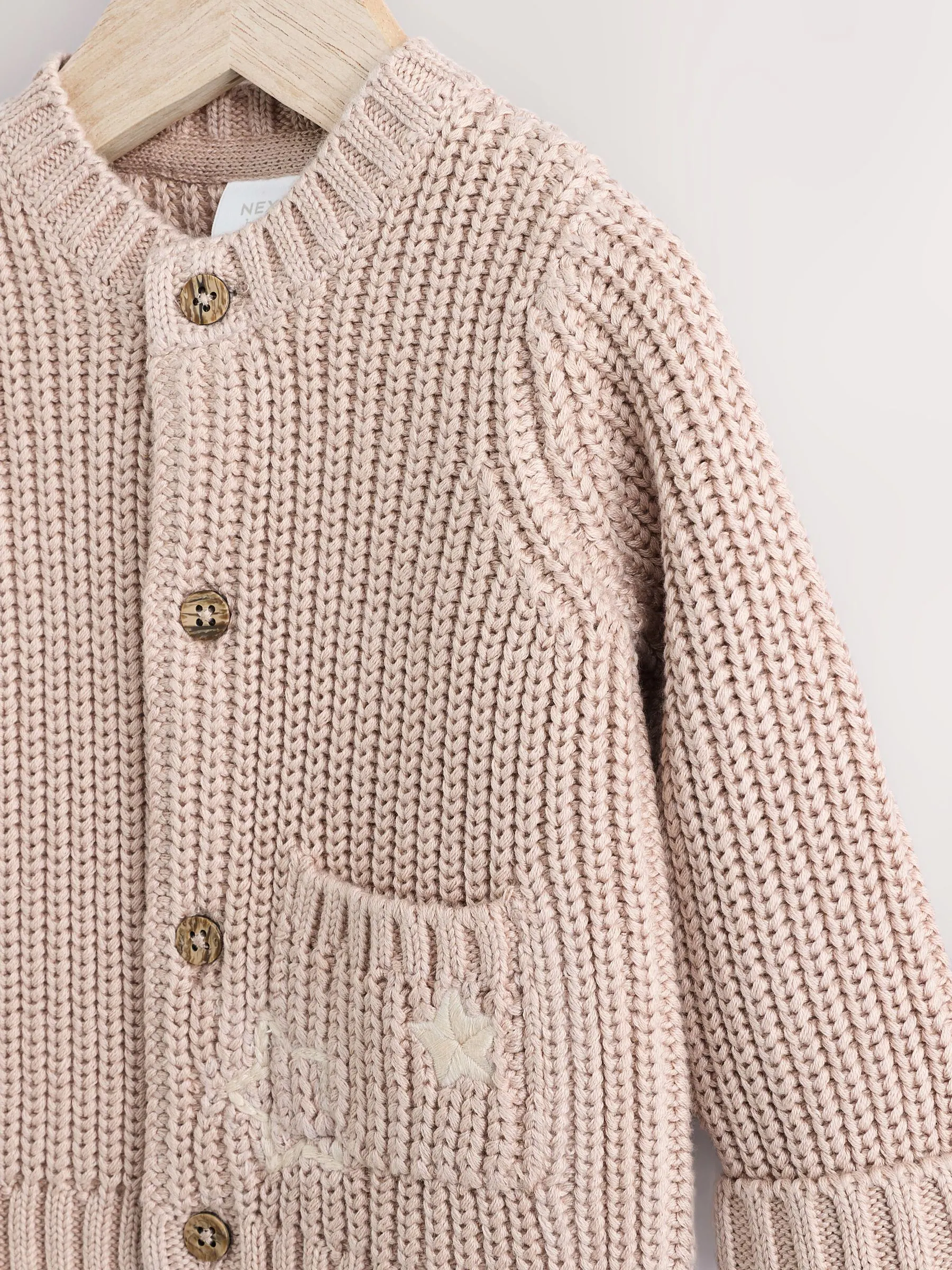 Hello World Naturel - Grofgebreid babyvestje met borduursel