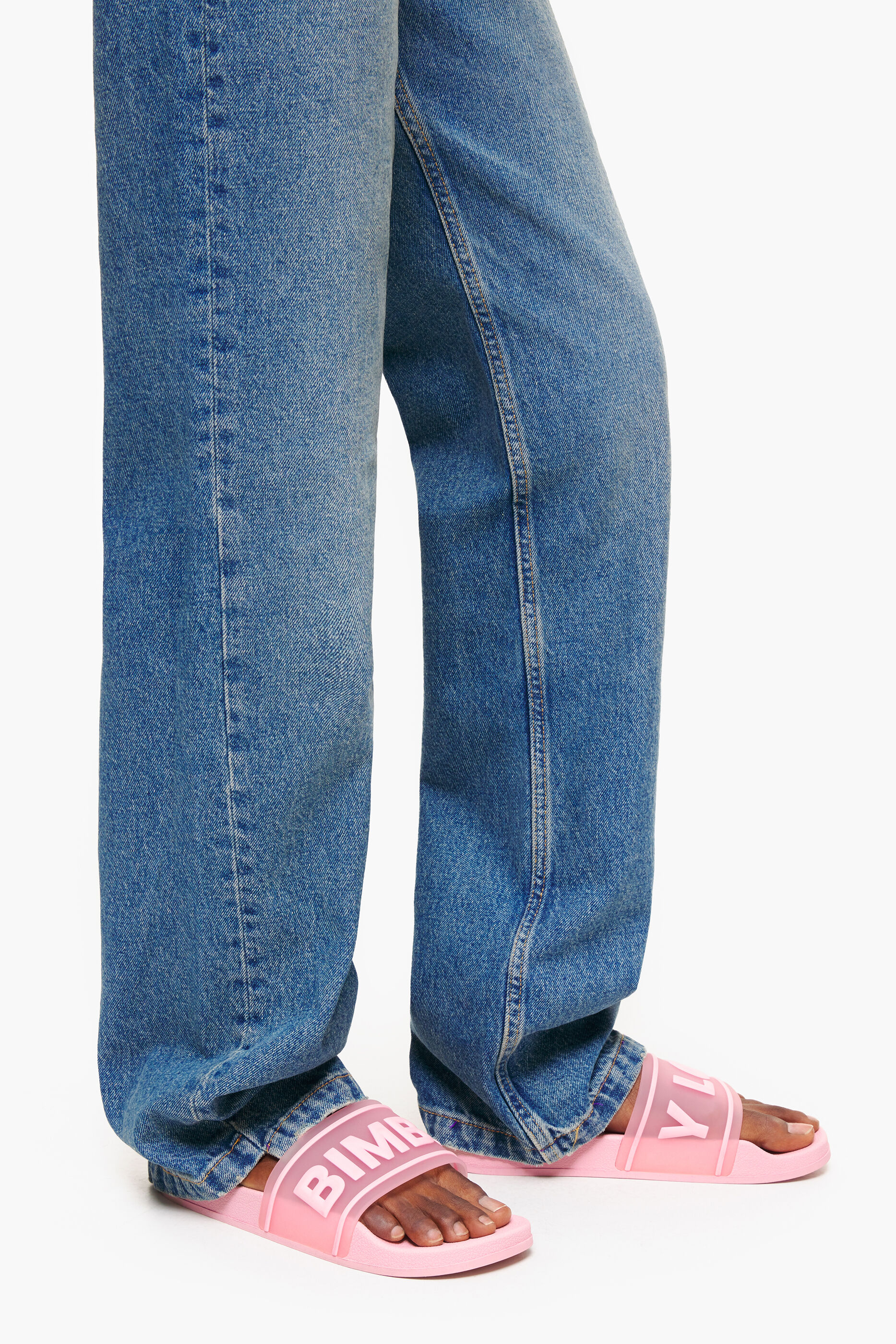Chinelo rosa com logo