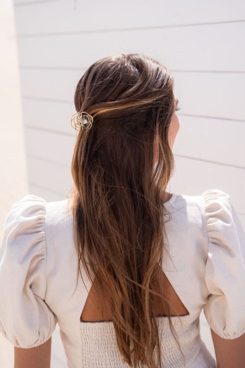Goudkleurige rozen haarclip met parel