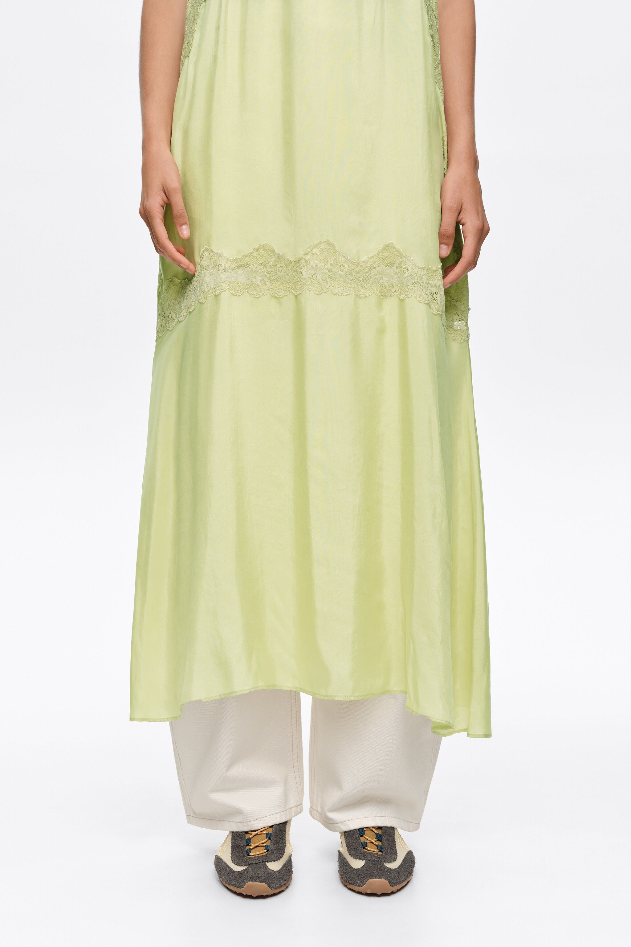 Vestido de alças verde-limão com detalhes em renda