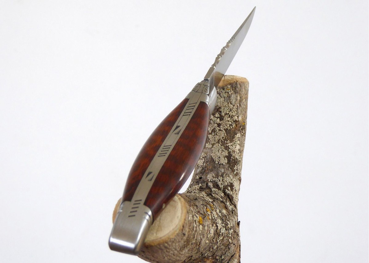 Couteau Laguiole bombé avec un manche en Amourette et mitres inox