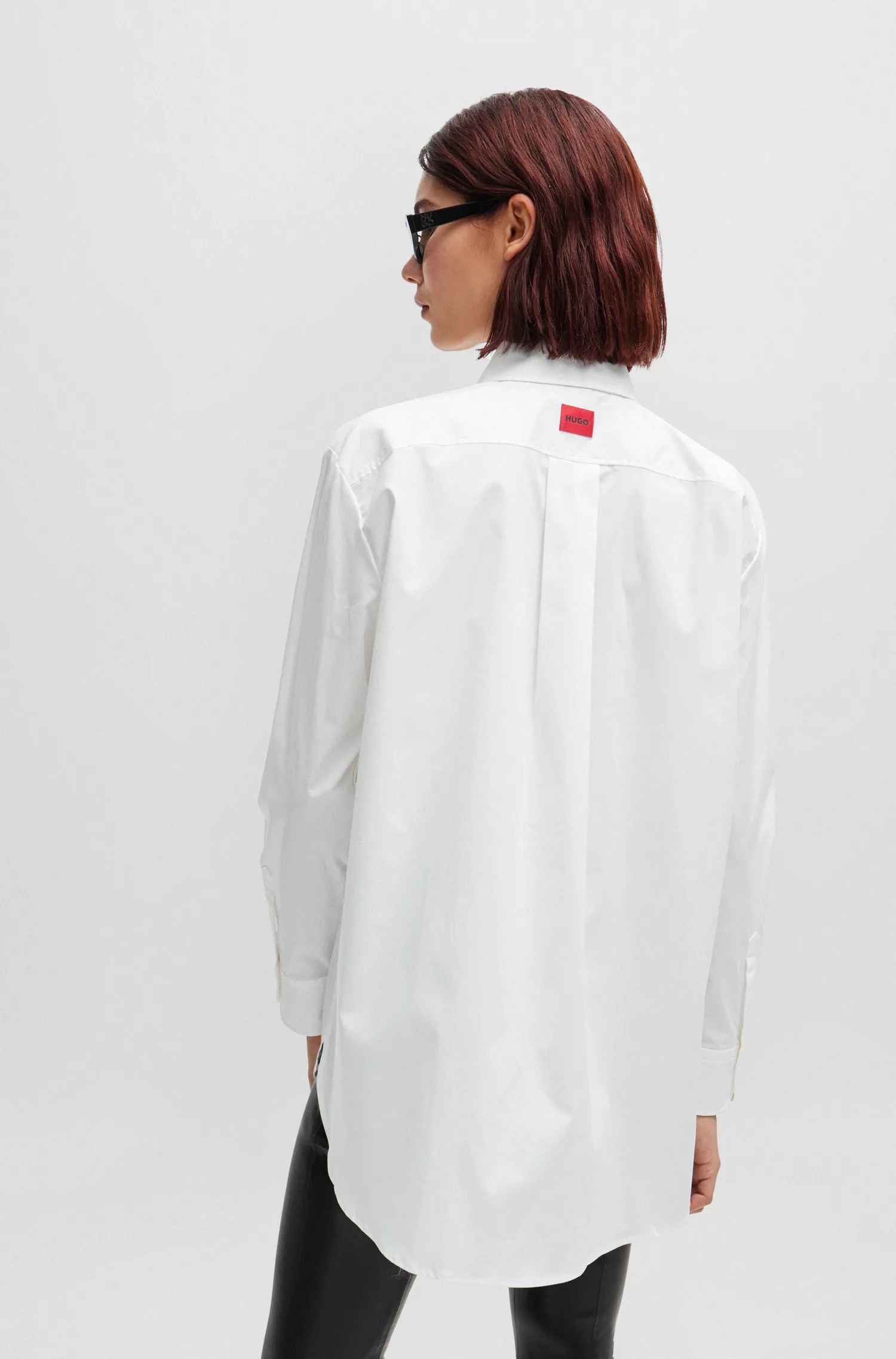 Blusa HUGO vermelha, modelagem oversized, em algodão stretch, com etiqueta vermelha com o logo.