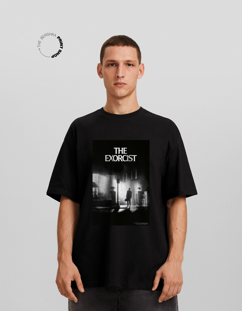 Camiseta de manga curta com estampa do Exorcista e modelagem quadrada.