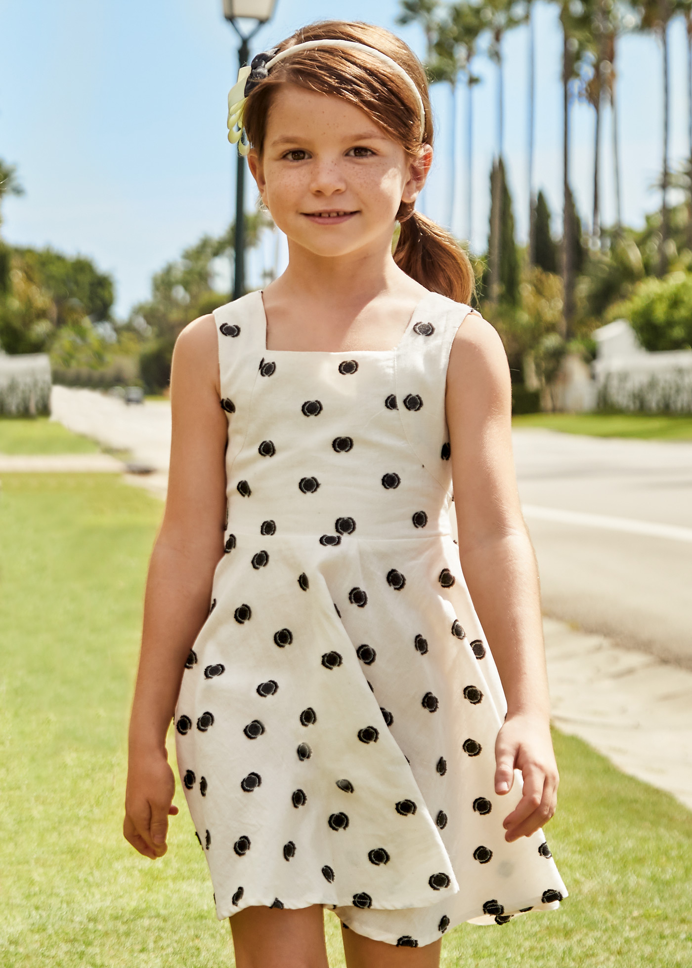 Vestido de algodão com bordados para meninas