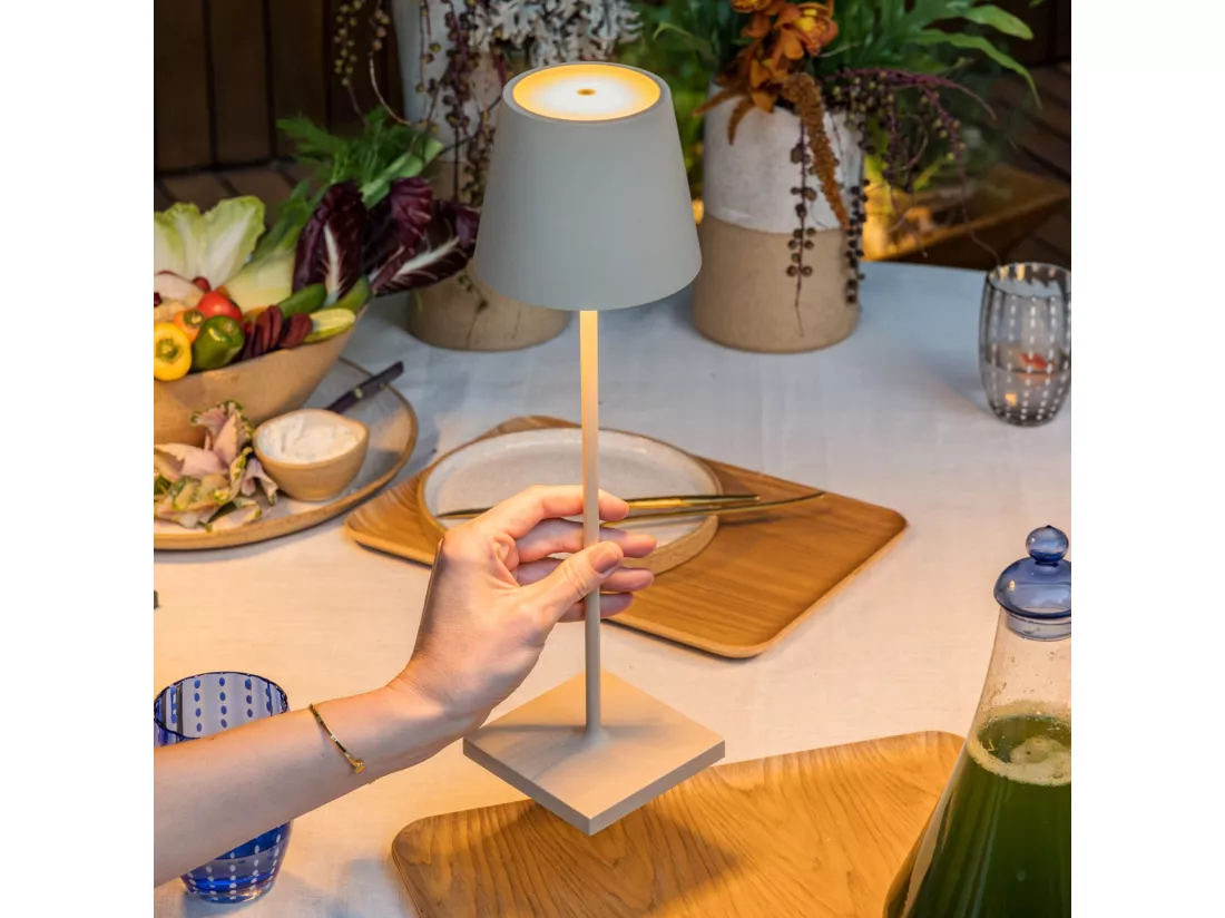 Lampe de table LED Poldina Pro Sabbia, rechargeable et dimmable avec une autonomie jusqu'à 12 heures