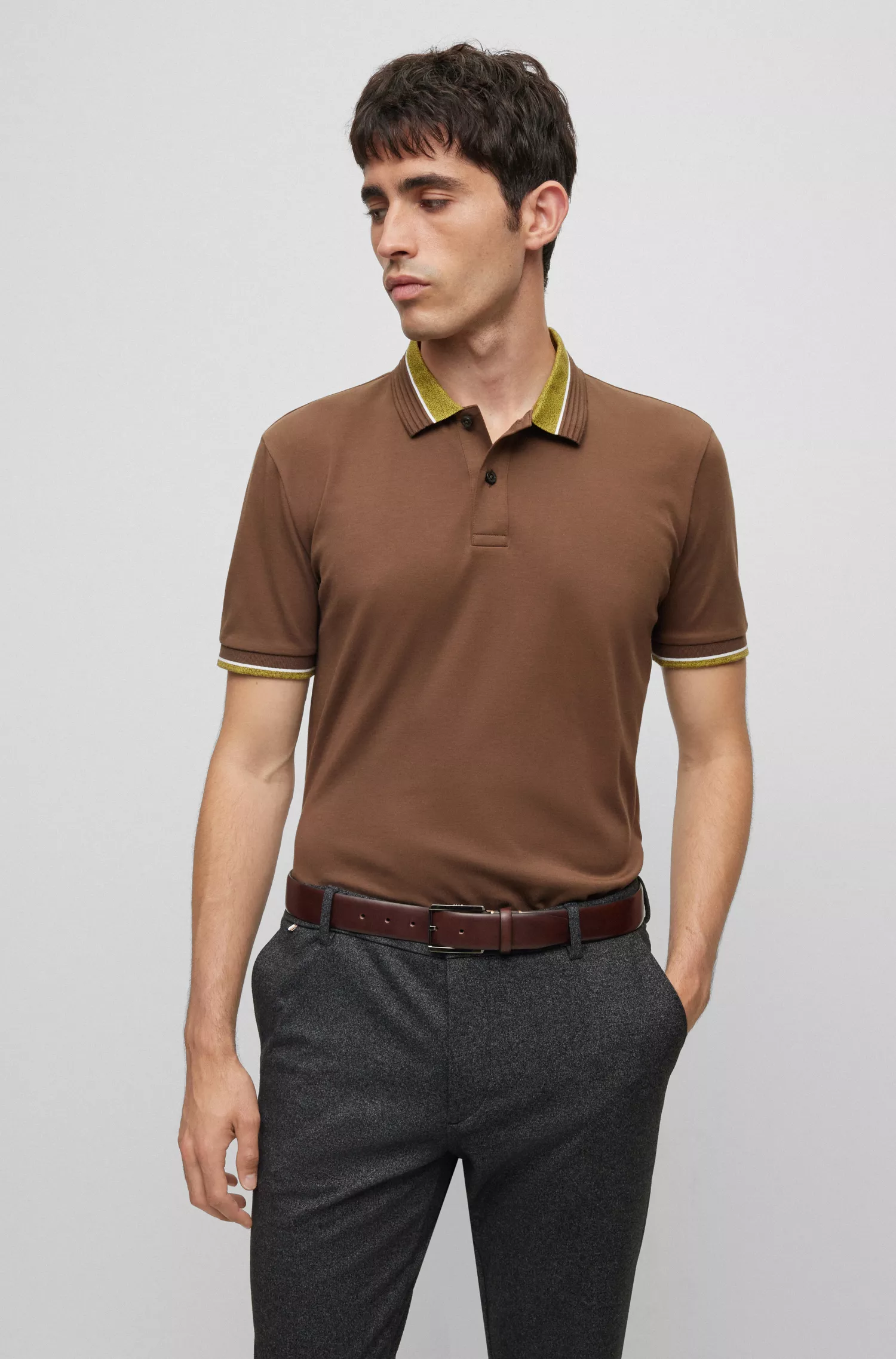 Camisa polo BOSS preta em algodão mercerizado com detalhes contrastantes.